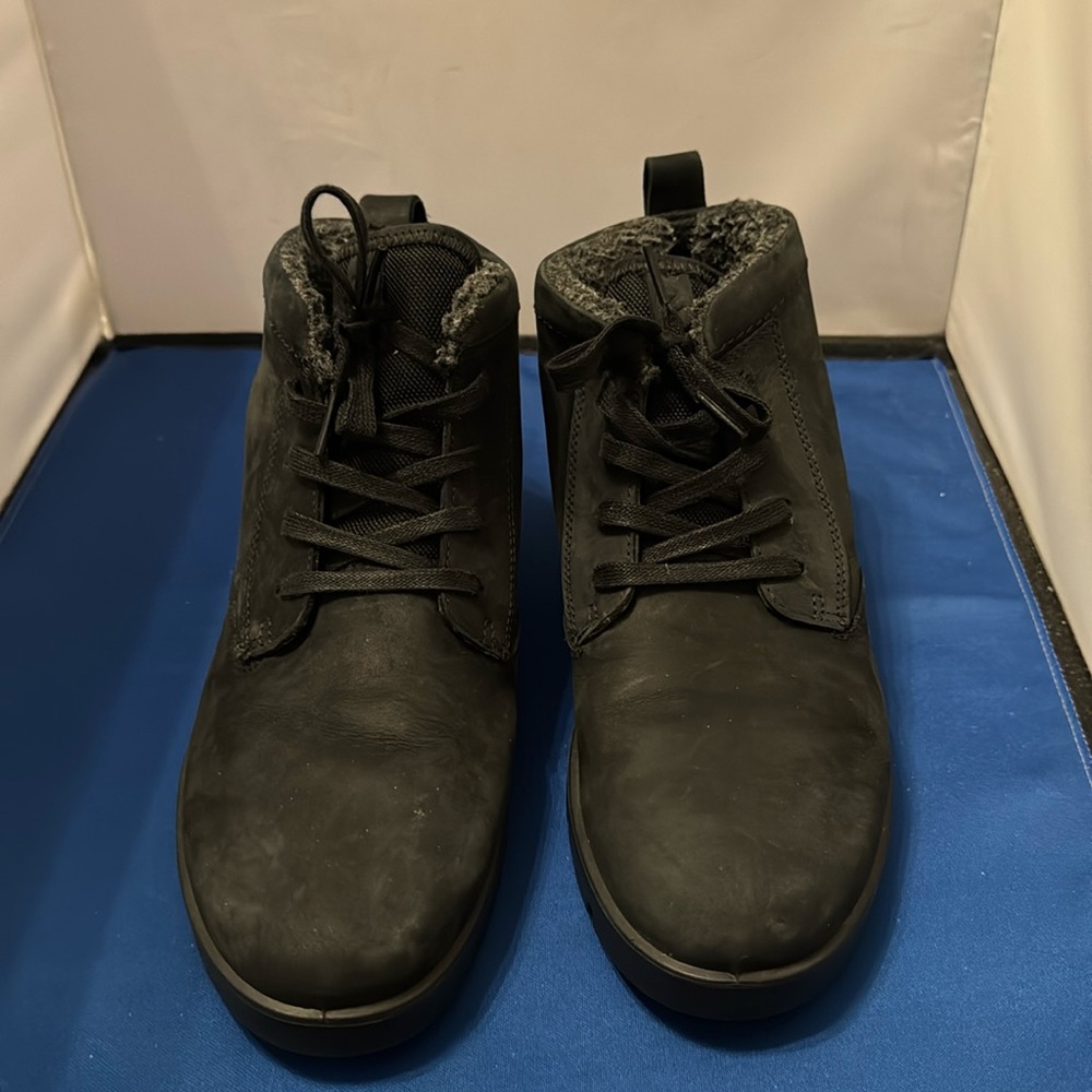 Ecco women’s boots size 9-9.5‎